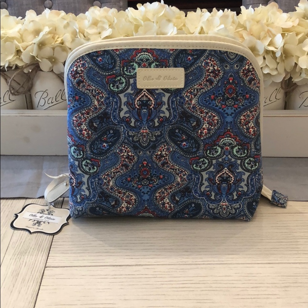 NWT Ollie & Olivia Cosmetic Case